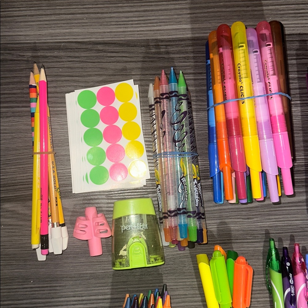 LOT OF SUPPLIES - Picture 2 of 4